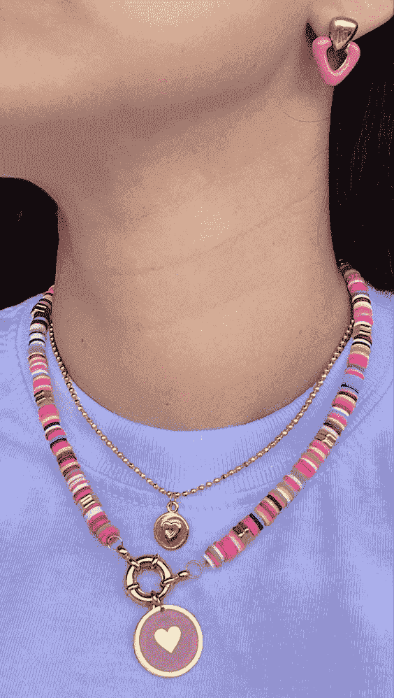 Collar de cuentas de colores hecho por un niño