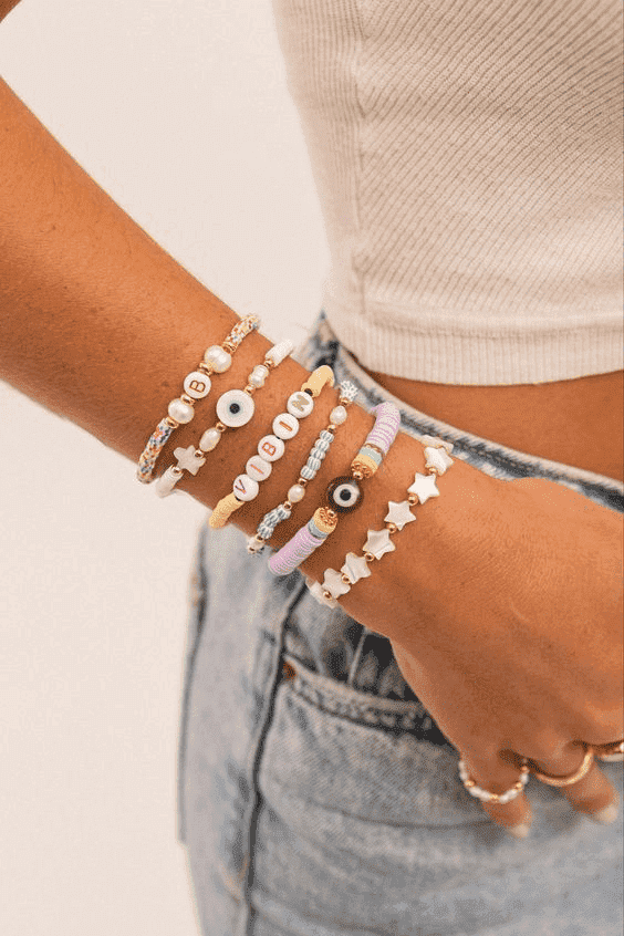 Collar y pulsera de bisutería infantil en tonos brillantes