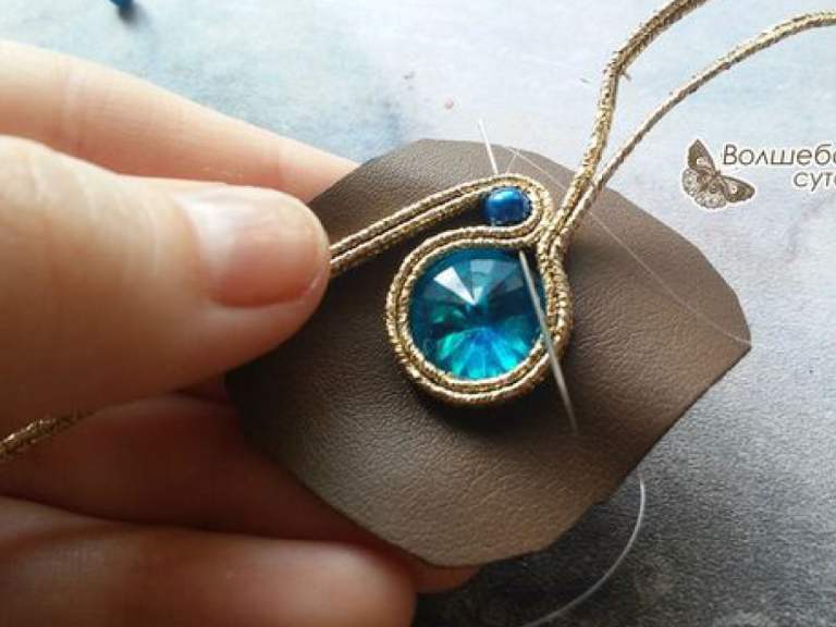 Aretes en técnica soutache con cristales y cordón de colores