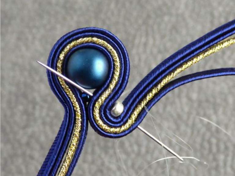 Collar en soutache con cristal central rodeado de cordón