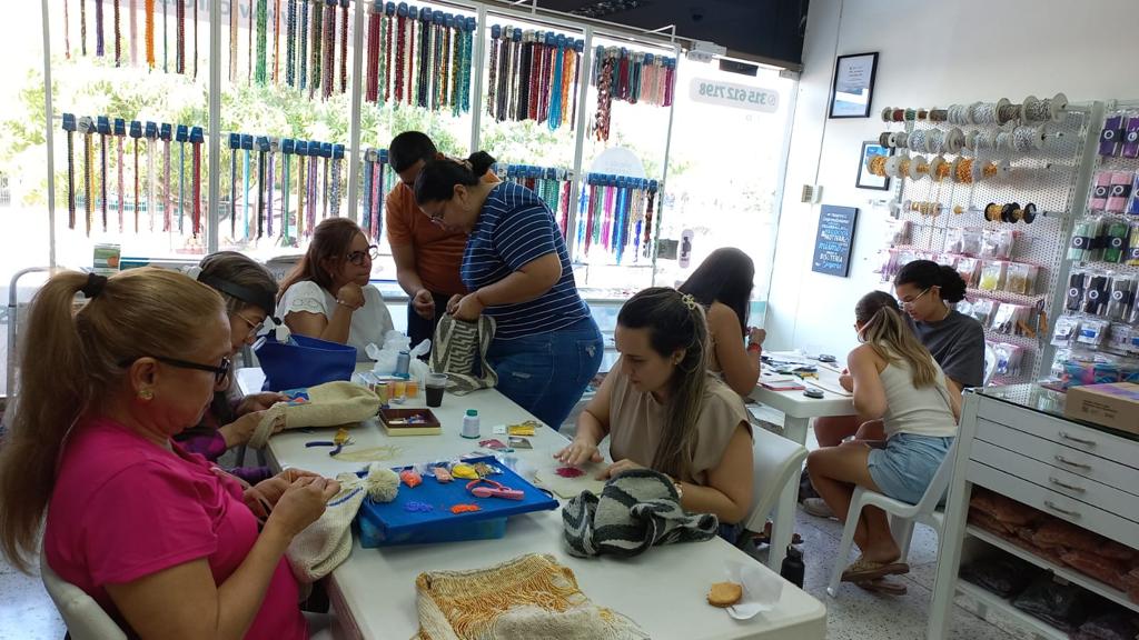 Clase presencial de bisutería en Carol