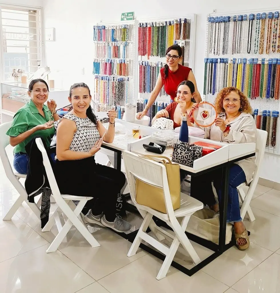 Mujeres creando juntas en una tienda Carol