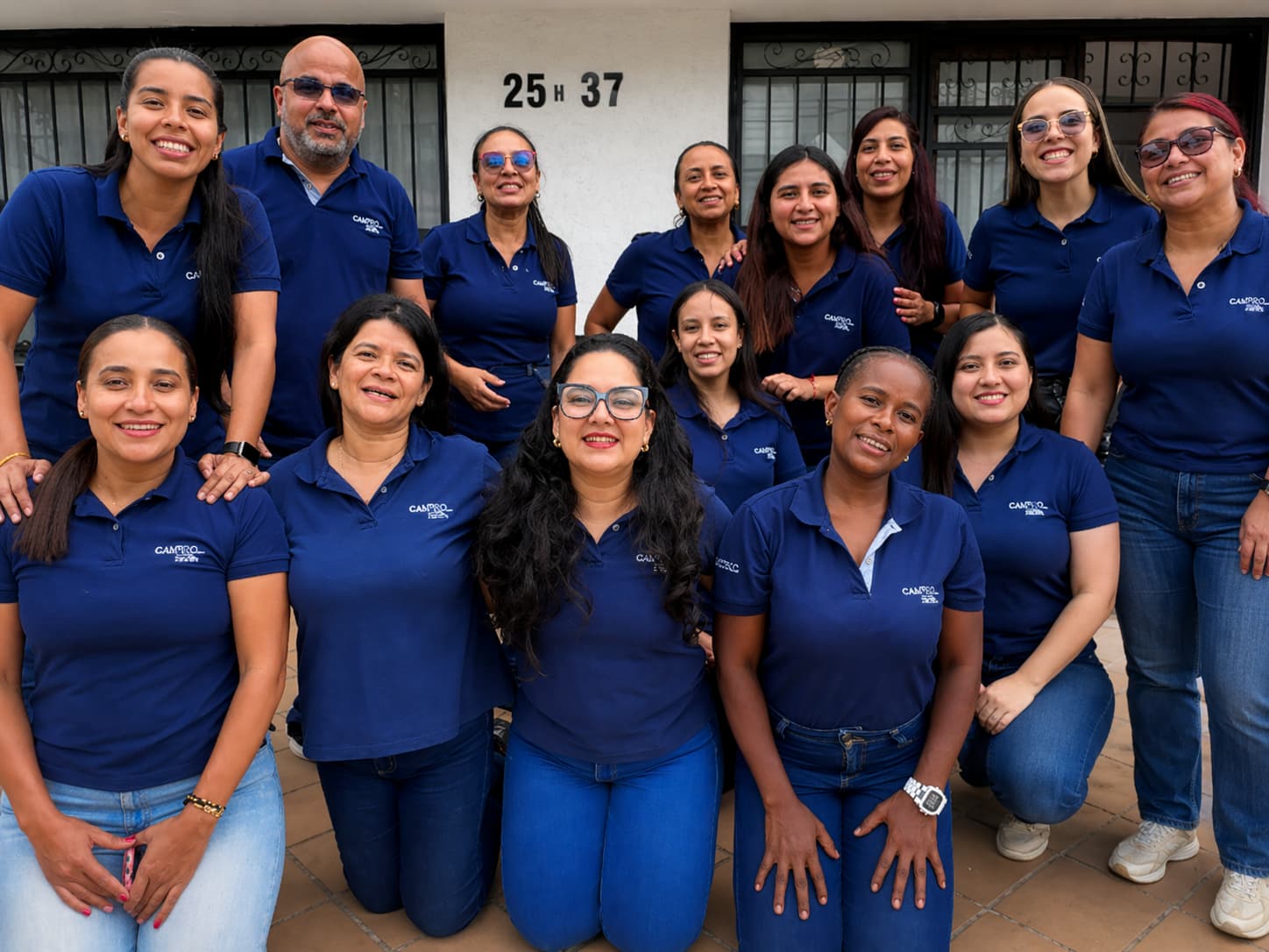 El equipo de Carol frente a la sede en Cali