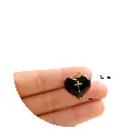 19066-Dije-esmaltado-negro-corazon-cruz-medidas.webp